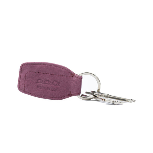 K10753NB | Portachiavi in Vera Pelle pieno fiore, con leggera grana. Colore Malva. Anello Nickel Lucido. Dimensioni totali: cm 3,5 x 9 x 0,5. Confezione: Gift Box rigido fondo/coperchio-1